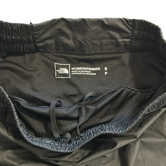 THE NORTH FACE | Women’s Windwall Shorts - Picture 9 of 13